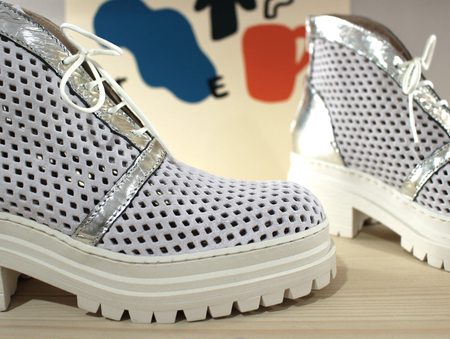 Bottines en cuir nubuck de couleur blanc et métallisé acier. Serrage lacets en coton blanc CASTA
