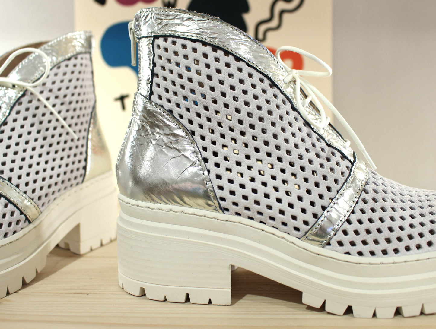 Bottines en cuir nubuck de couleur blanc et métallisé acier. Serrage lacets en coton blanc CASTA
