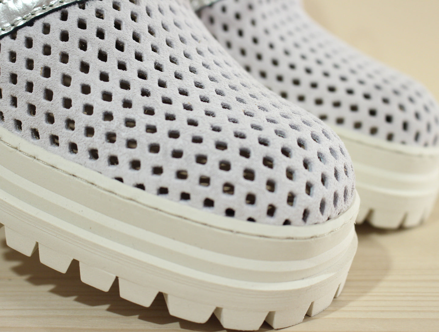 Bottines en cuir nubuck de couleur blanc et métallisé acier. Serrage lacets en coton blanc CASTA