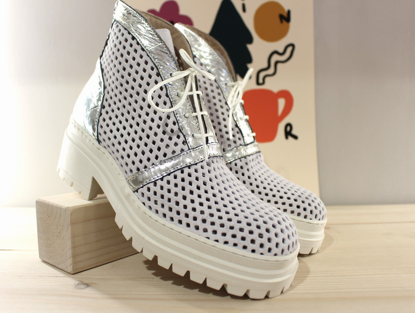 Bottines en cuir nubuck de couleur blanc et métallisé acier. Serrage lacets en coton blanc CASTA