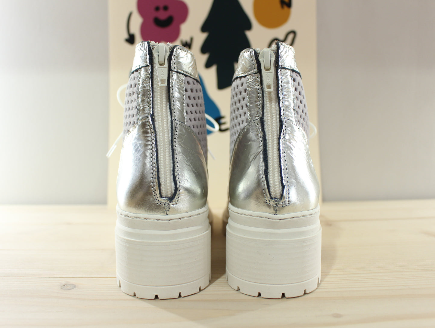 Bottines en cuir nubuck de couleur blanc et métallisé acier. Serrage lacets en coton blanc CASTA