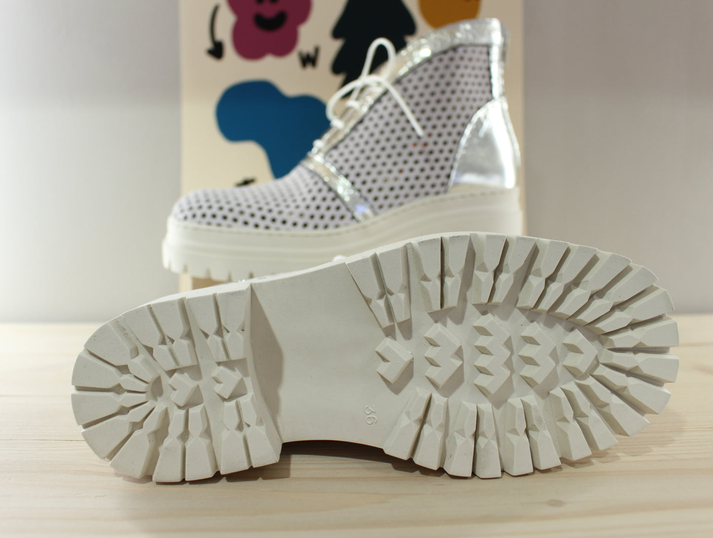 Bottines en cuir nubuck de couleur blanc et métallisé acier. Serrage lacets en coton blanc CASTA