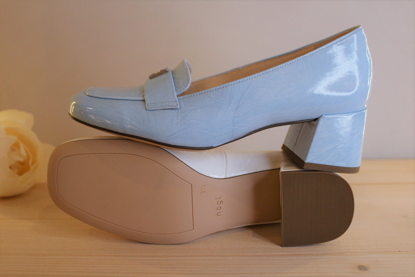 Mocassin cuir vernis blanc ou bleu ciel petit talon HOGL