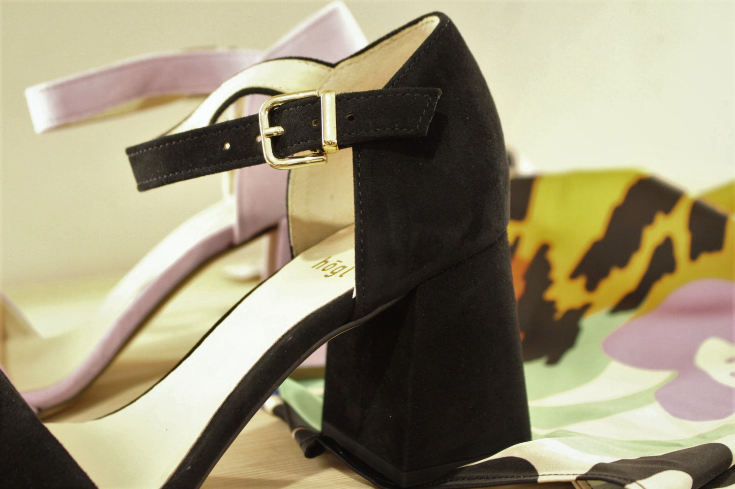 Chaussures en cuir velours de couleur noire ou de couleur lavande. 