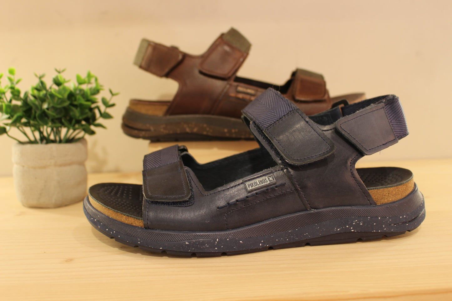 Chaussures PIKOLINOS - MOB-0122. Sandale en cuir de couleur bleu marine ou de couleur marron foncé. Serrage par scratch sur les brides avant, coup de pied ainsi que la bride arrière. Chaussures doublées cuir sur liège.