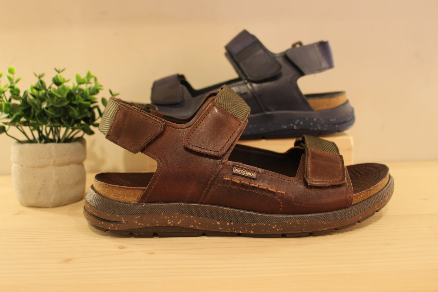 Chaussures PIKOLINOS - MOB-0122. Sandale en cuir de couleur bleu marine ou de couleur marron foncé. Serrage par scratch sur les brides avant, coup de pied ainsi que la bride arrière. Chaussures doublées cuir sur liège.