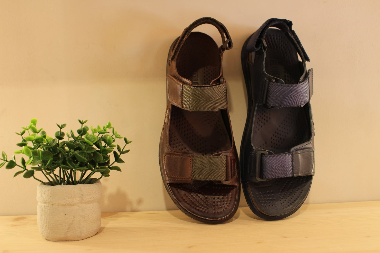 Chaussures PIKOLINOS - MOB-0122. Sandale en cuir de couleur bleu marine ou de couleur marron foncé. Serrage par scratch sur les brides avant, coup de pied ainsi que la bride arrière. Chaussures doublées cuir sur liège.