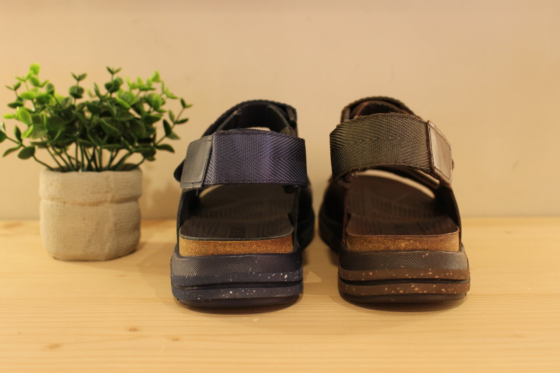 Chaussures PIKOLINOS - MOB-0122. Sandale en cuir de couleur bleu marine ou de couleur marron foncé. Serrage par scratch sur les brides avant, coup de pied ainsi que la bride arrière. Chaussures doublées cuir sur liège.