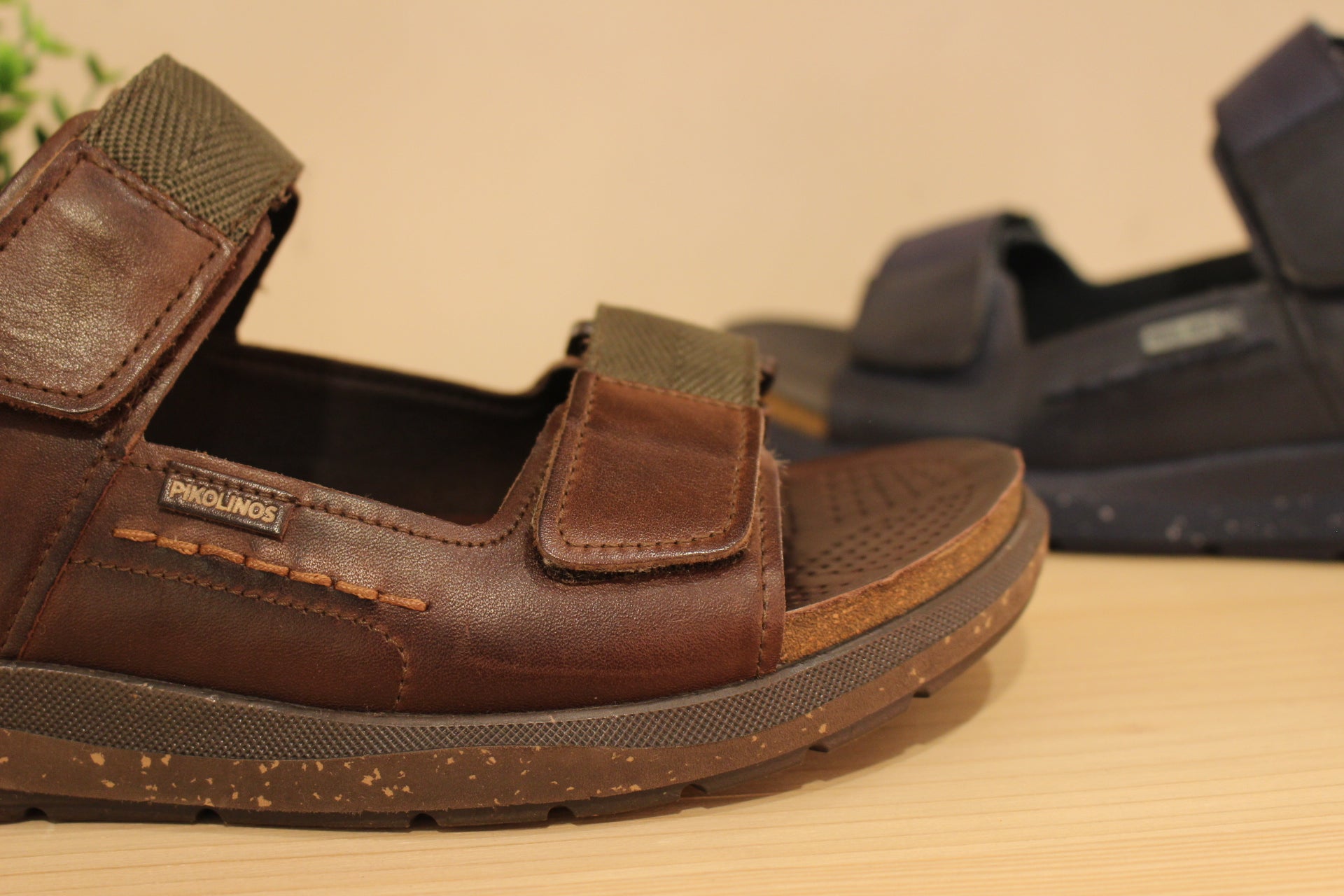 Chaussures PIKOLINOS - MOB-0122. Sandale en cuir de couleur bleu marine ou de couleur marron foncé. Serrage par scratch sur les brides avant, coup de pied ainsi que la bride arrière. Chaussures doublées cuir sur liège.