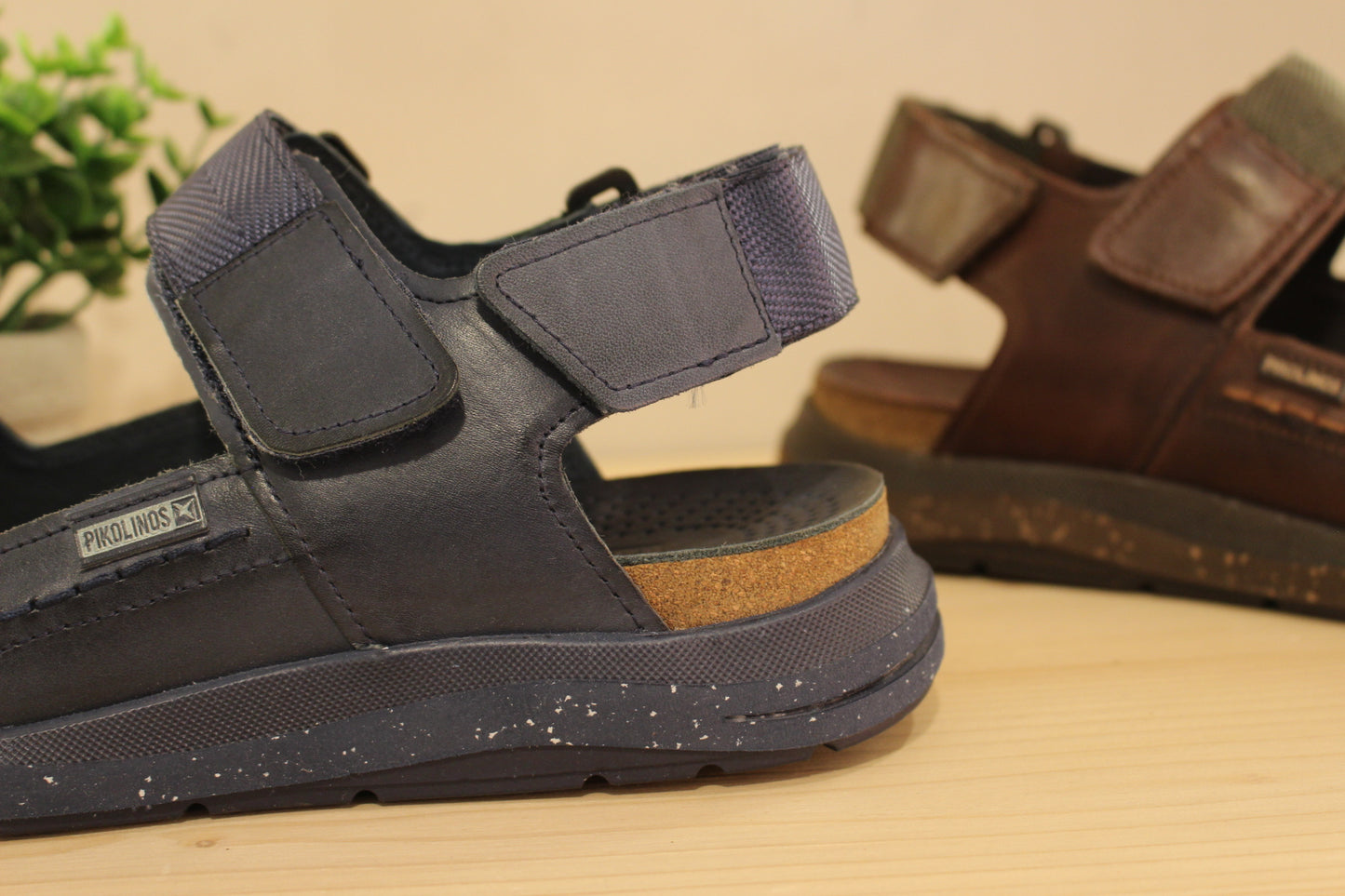 Chaussures PIKOLINOS - MOB-0122. Sandale en cuir de couleur bleu marine ou de couleur marron foncé. Serrage par scratch sur les brides avant, coup de pied ainsi que la bride arrière. Chaussures doublées cuir sur liège.