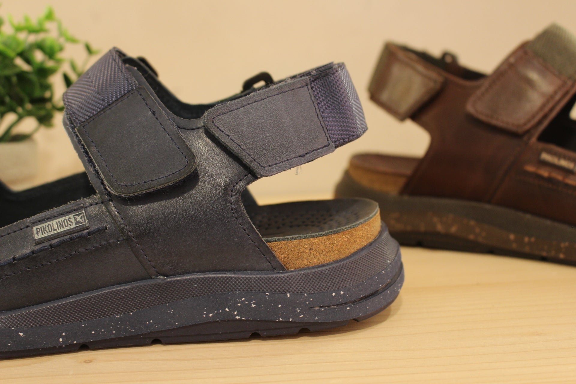 Chaussures PIKOLINOS - MOB-0122. Sandale en cuir de couleur bleu marine ou de couleur marron foncé. Serrage par scratch sur les brides avant, coup de pied ainsi que la bride arrière. Chaussures doublées cuir sur liège.