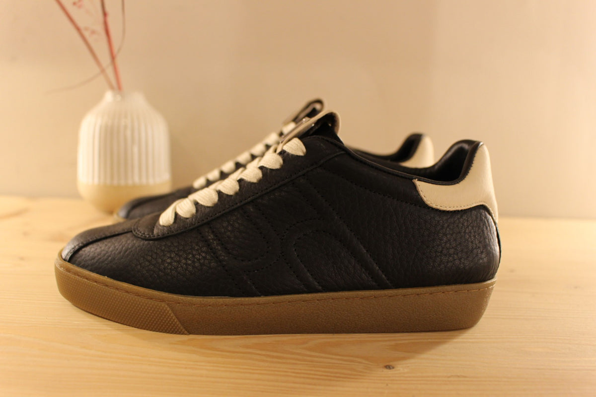 Basket Högl en cuir de couleur noir et crème sur la languette et sur l'arrière. Coupe tennis doublées cuir et éponge. Semelle interne amovible