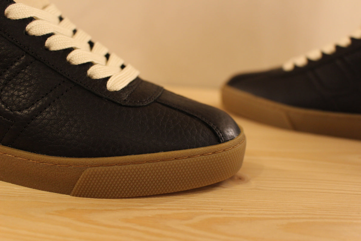 Basket Högl en cuir de couleur noir et crème sur la languette et sur l'arrière. Coupe tennis doublées cuir et éponge. Semelle interne amovible