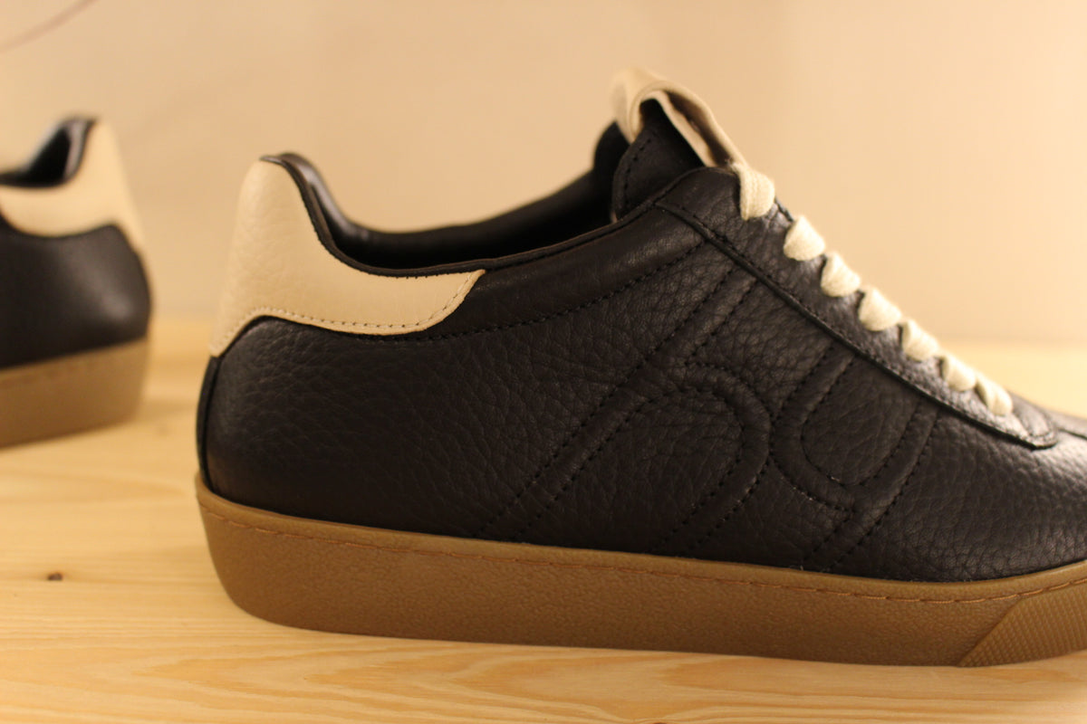 Basket Högl en cuir de couleur noir et crème sur la languette et sur l'arrière. Coupe tennis doublées cuir et éponge. Semelle interne amovible