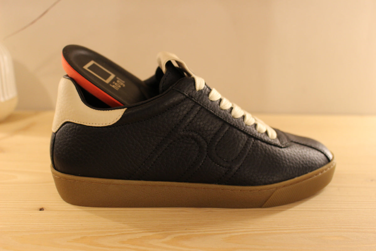 Basket Högl en cuir de couleur noir et crème sur la languette et sur l'arrière. Coupe tennis doublées cuir et éponge. Semelle interne amovible