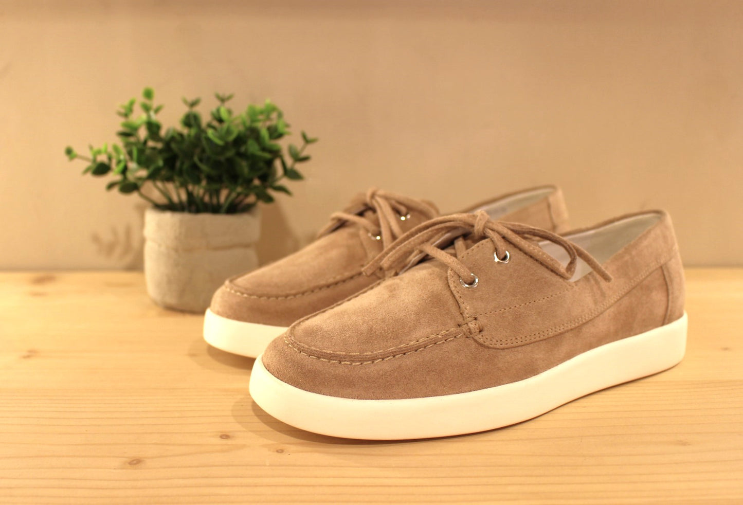Chaussures coupe bateau HÖGL, en cuir velours de couleur sable. Chaussures doublées cuir. Semelle interne en cuir