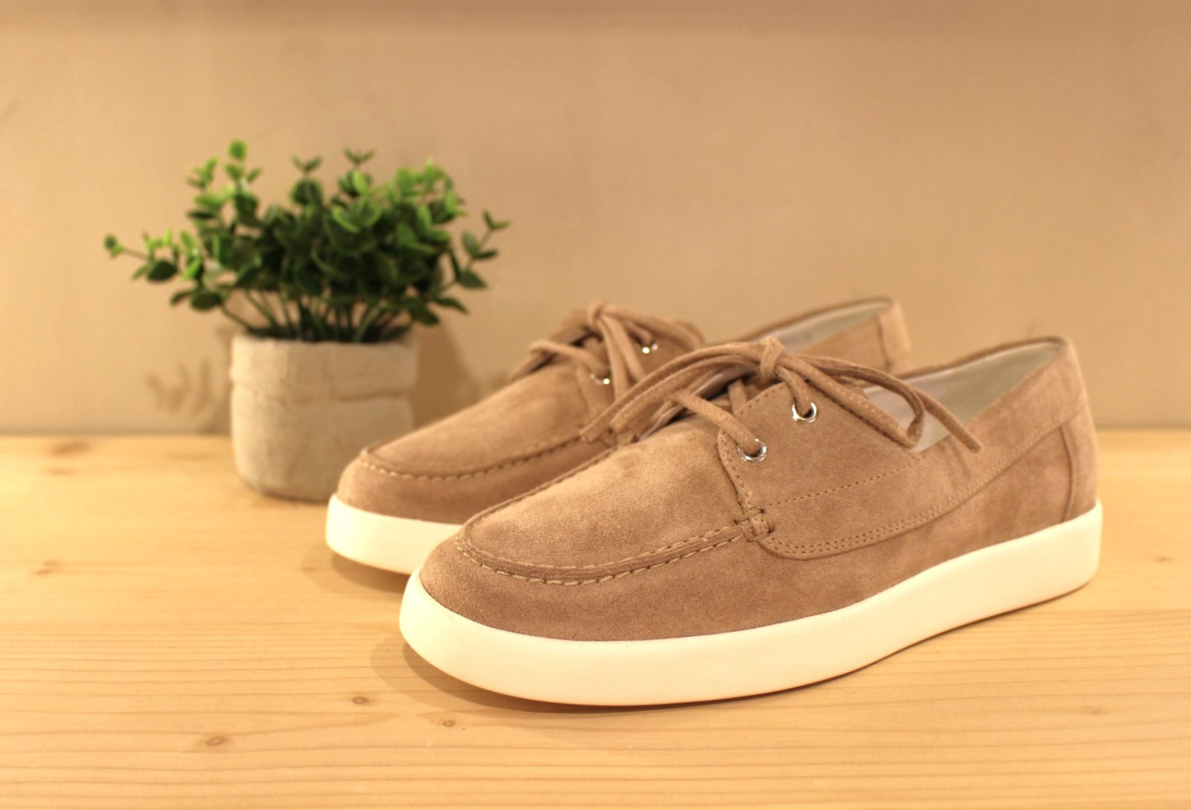 Chaussures coupe bateau HÖGL, en cuir velours de couleur sable. Chaussures doublées cuir. Semelle interne en cuir