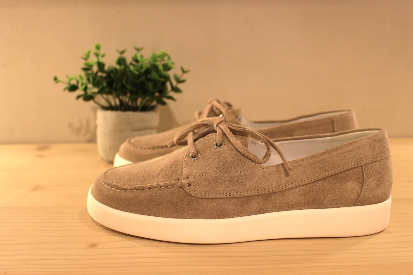 Chaussures coupe bateau HÖGL, en cuir velours de couleur sable. Chaussures doublées cuir. Semelle interne en cuir