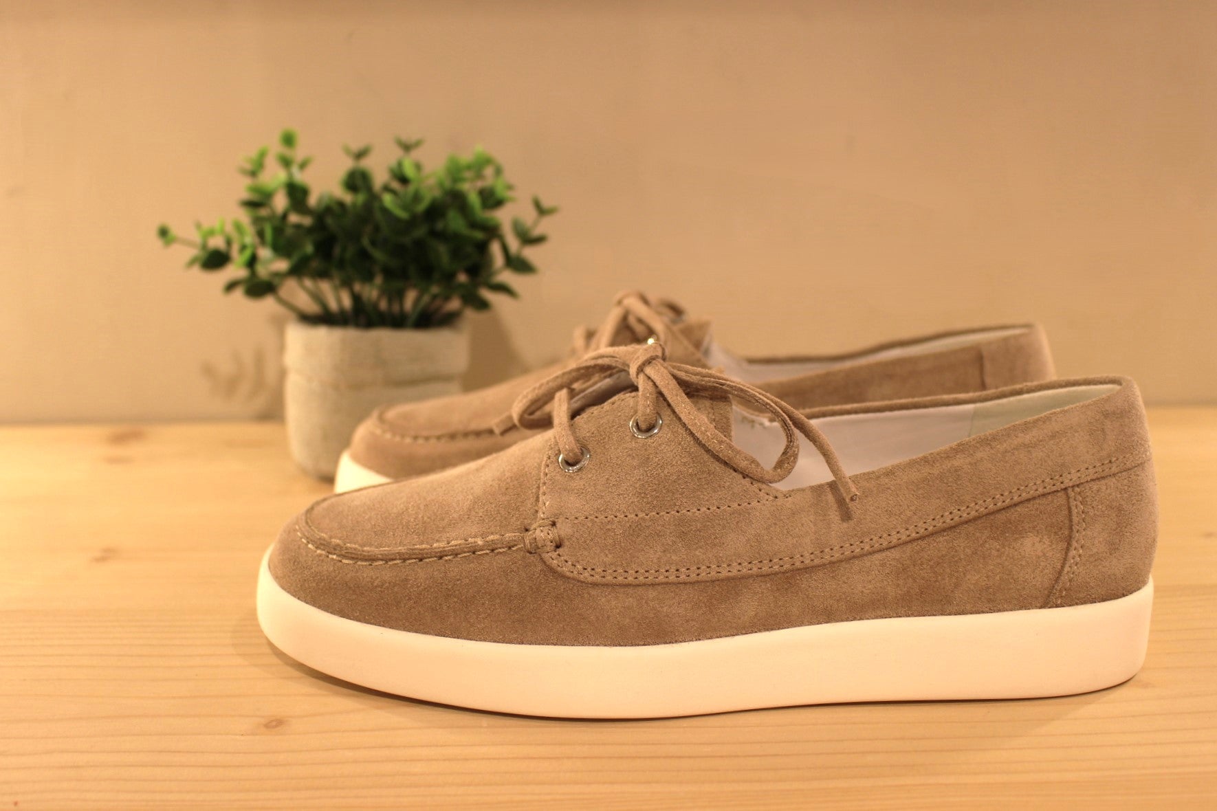 Chaussures coupe bateau HÖGL, en cuir velours de couleur sable. Chaussures doublées cuir. Semelle interne en cuir