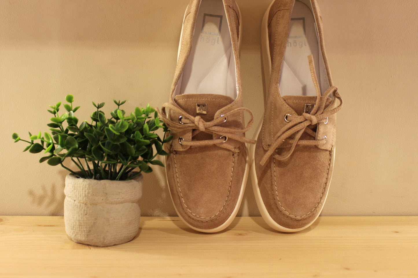 Chaussures coupe bateau HÖGL, en cuir velours de couleur sable. Chaussures doublées cuir. Semelle interne en cuir