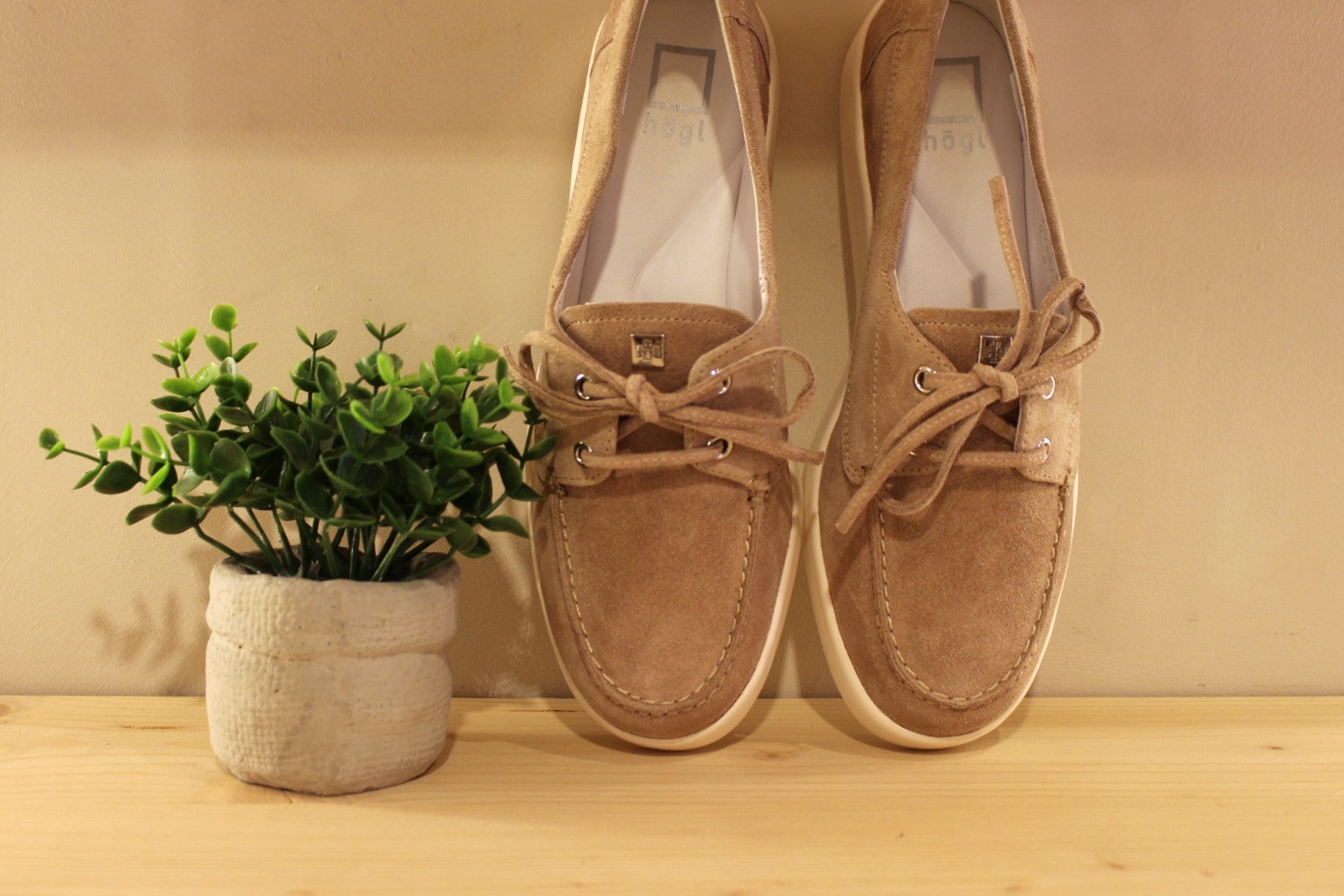 Chaussures coupe bateau HÖGL, en cuir velours de couleur sable. Chaussures doublées cuir. Semelle interne en cuir