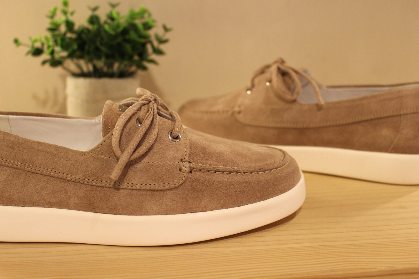 Chaussures coupe bateau HÖGL, en cuir velours de couleur sable. Chaussures doublées cuir. Semelle interne en cuir