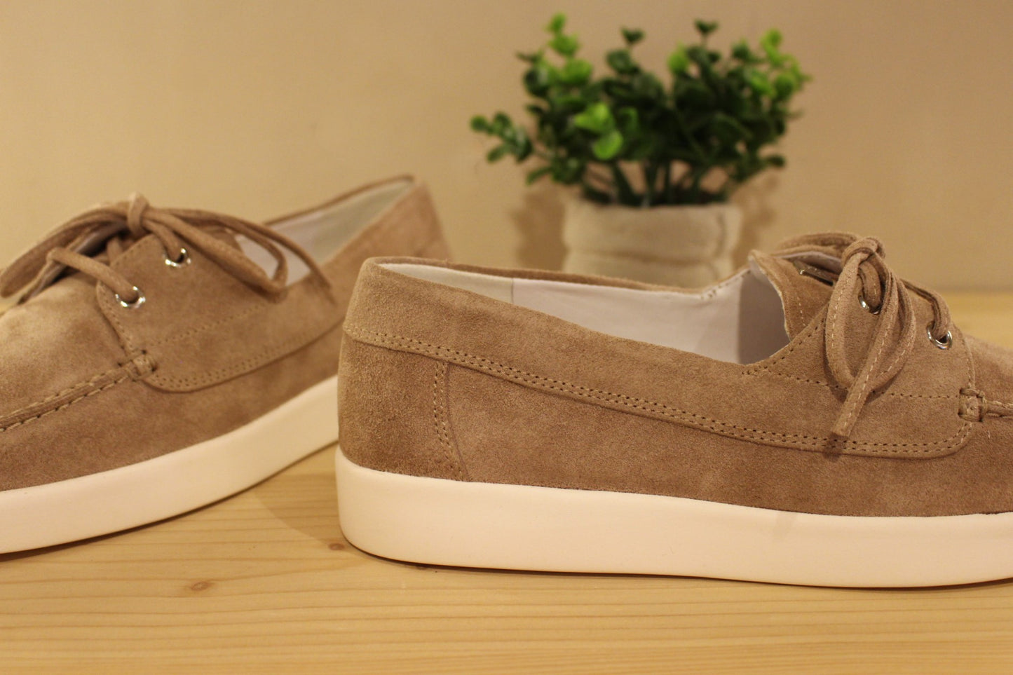 Chaussures coupe bateau HÖGL, en cuir velours de couleur sable. Chaussures doublées cuir. Semelle interne en cuir