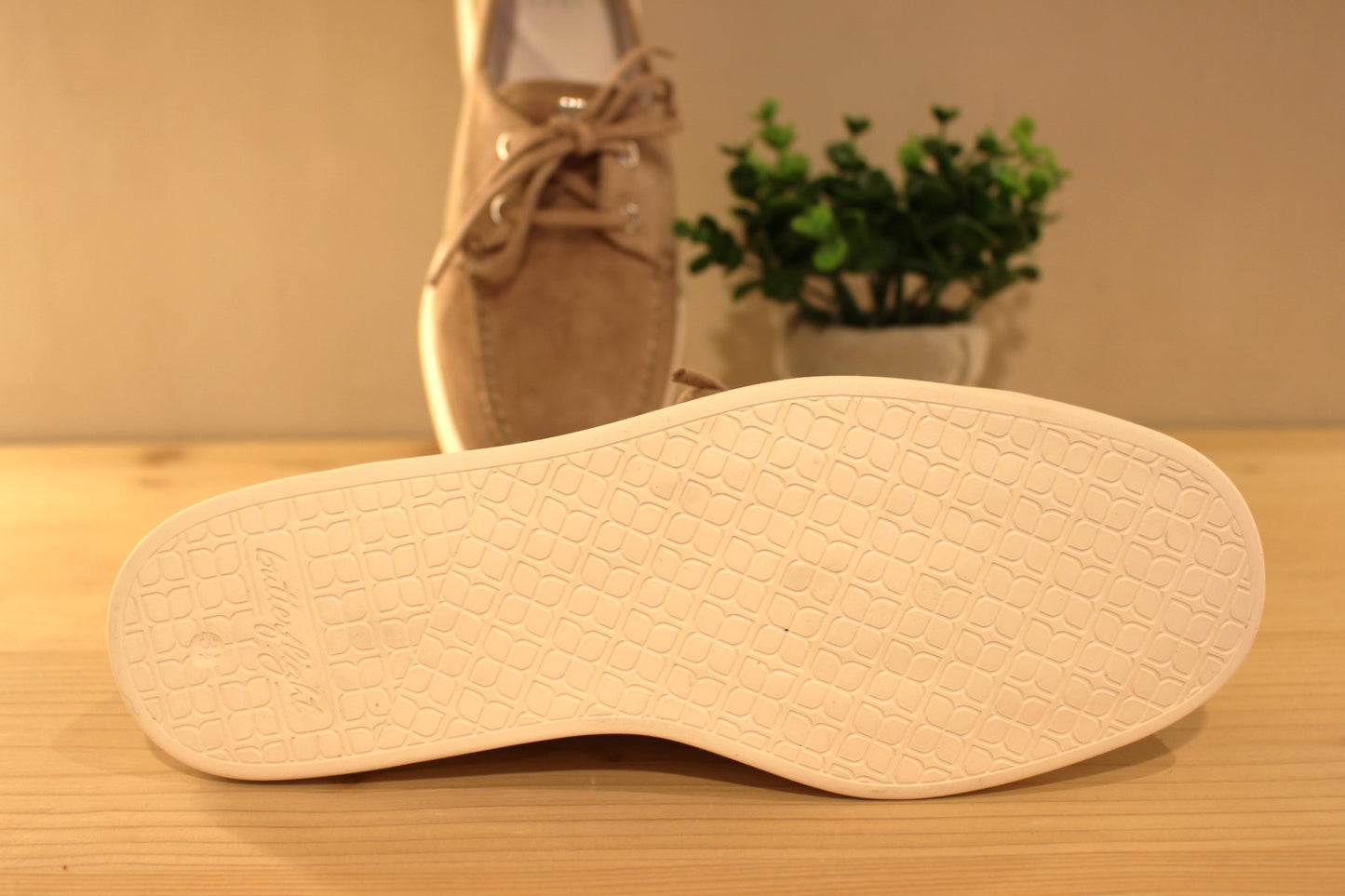Chaussures coupe bateau HÖGL, en cuir velours de couleur sable. Chaussures doublées cuir. Semelle interne en cuir