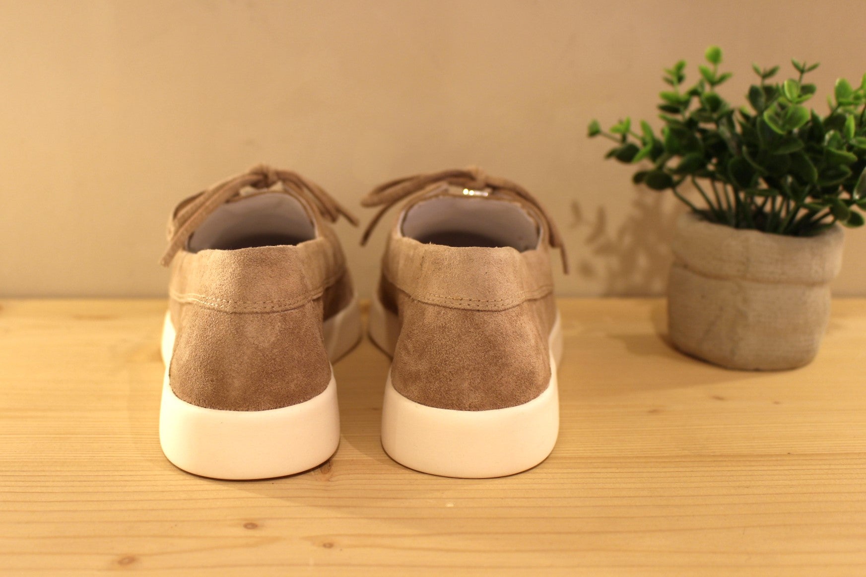 Chaussures coupe bateau HÖGL, en cuir velours de couleur sable. Chaussures doublées cuir. Semelle interne en cuir
