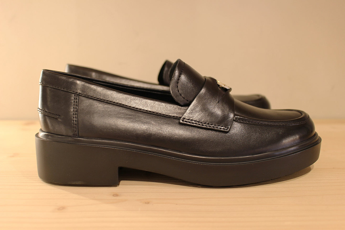 Mocassins Högl en cuir de couleur noir. Empiècement sur la barette d'une pièce dorée décorative