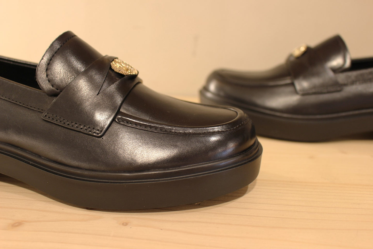 Mocassins Högl en cuir de couleur noir. Empiècement sur la barette d'une pièce dorée décorative