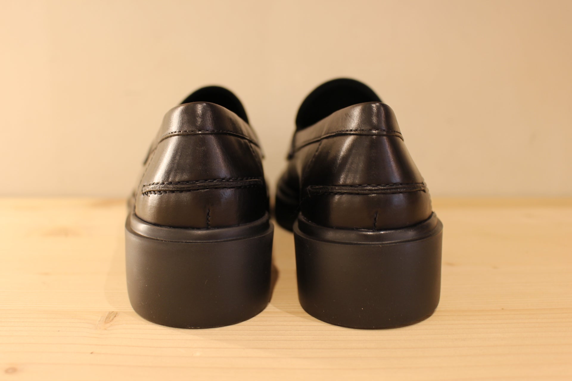 Mocassins Högl en cuir de couleur noir. Empiècement sur la barette d'une pièce dorée décorative