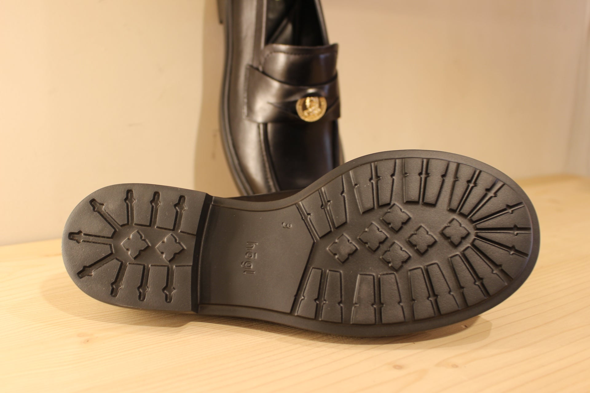 Mocassins Högl en cuir de couleur noir. Empiècement sur la barette d'une pièce dorée décorative