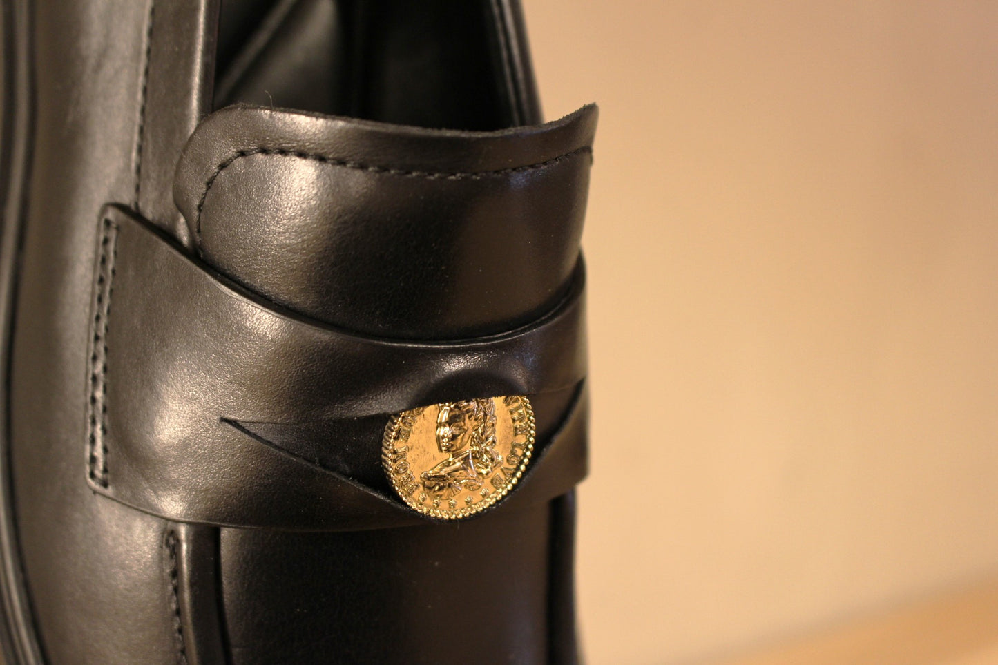 Mocassins Högl en cuir de couleur noir. Empiècement sur la barette d'une pièce dorée décorative