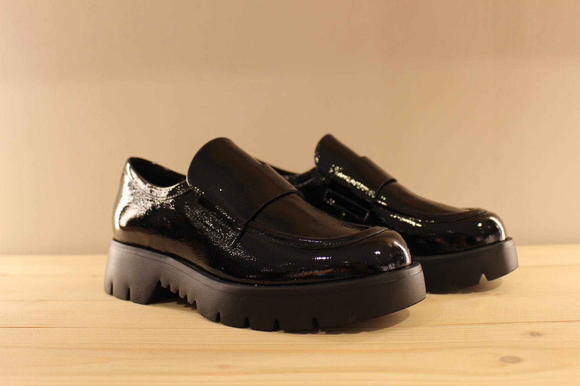 Mocassin femme en cuir vernis noir semelle extra légère de chez HÖGL