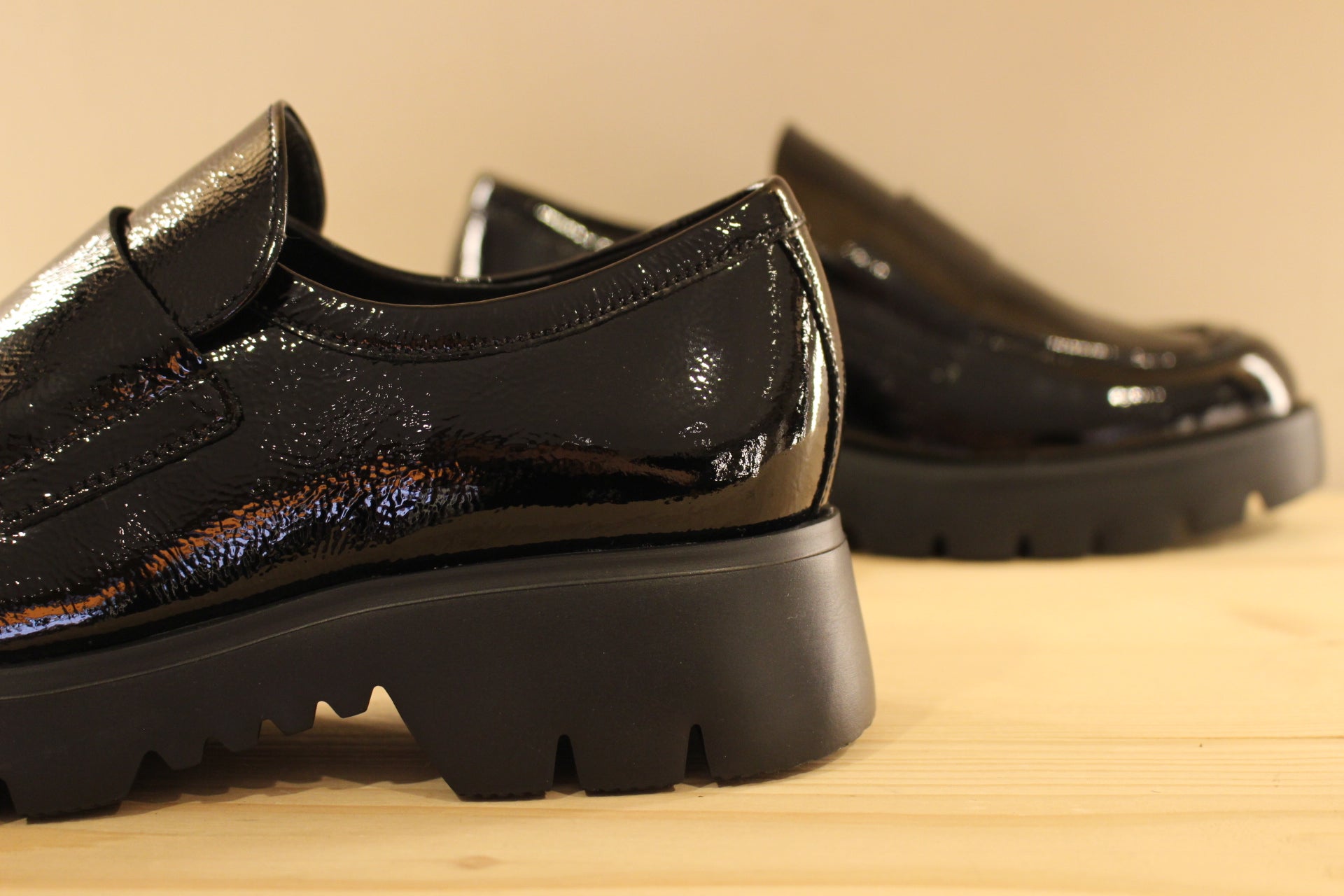 Mocassin femme en cuir vernis noir semelle extra légère de chez HÖGL