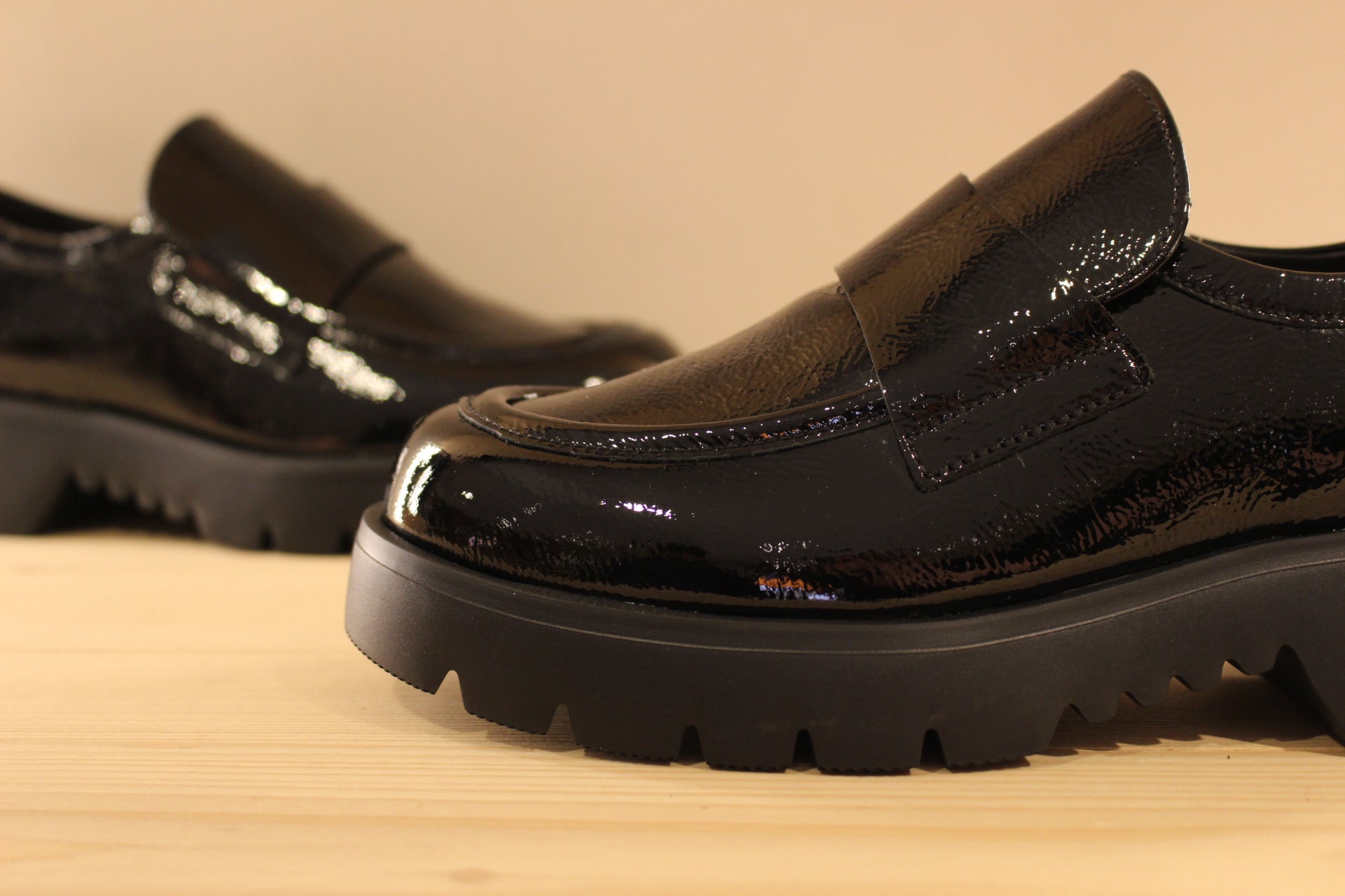 Mocassin femme en cuir vernis noir semelle extra légère de chez HÖGL