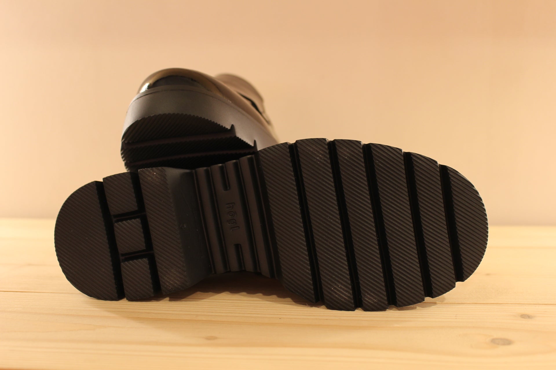 Mocassin femme en cuir vernis noir semelle extra légère de chez HÖGL