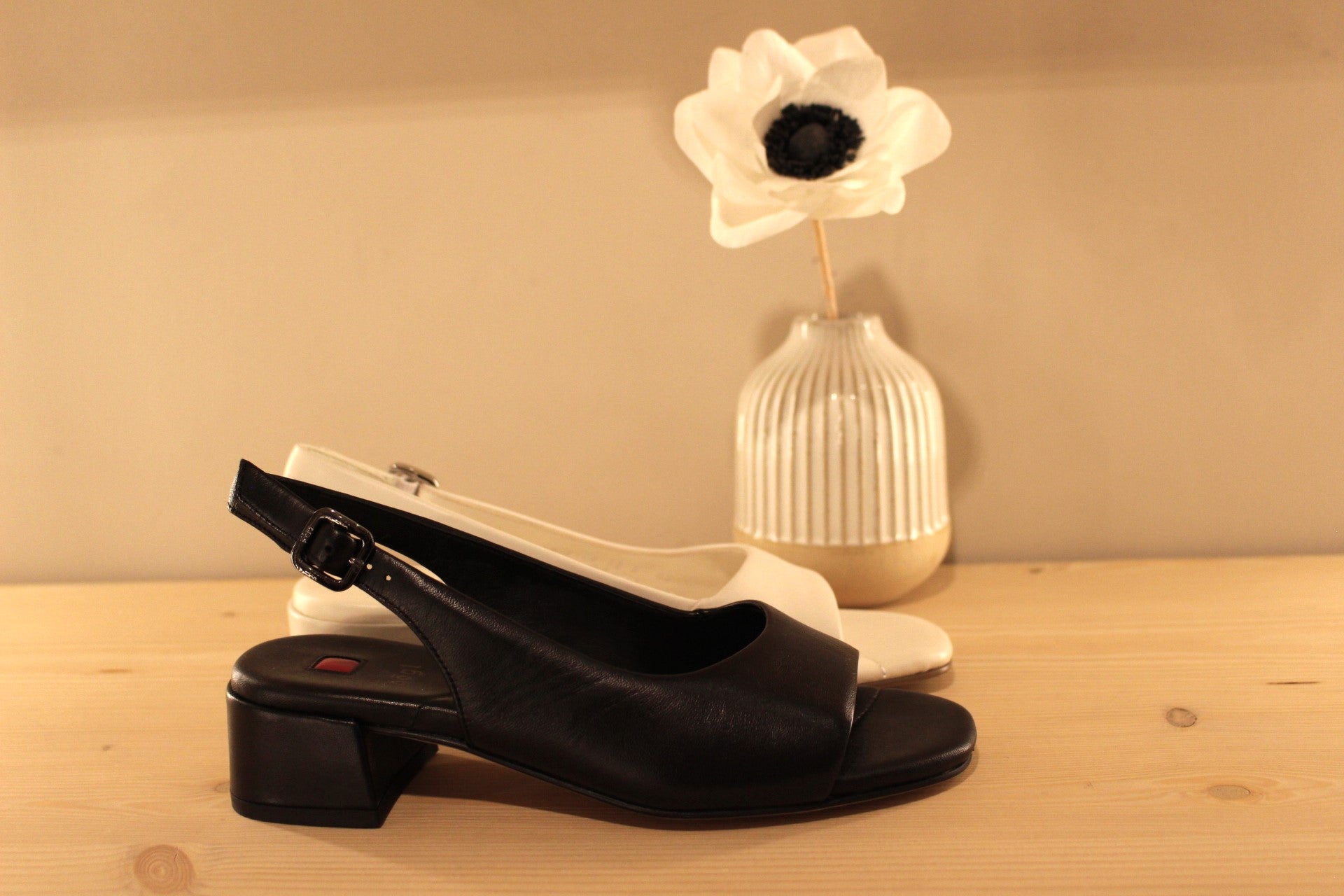 Trotteur en cuir noir ou crème de chez HÖGL avec un petit talon 