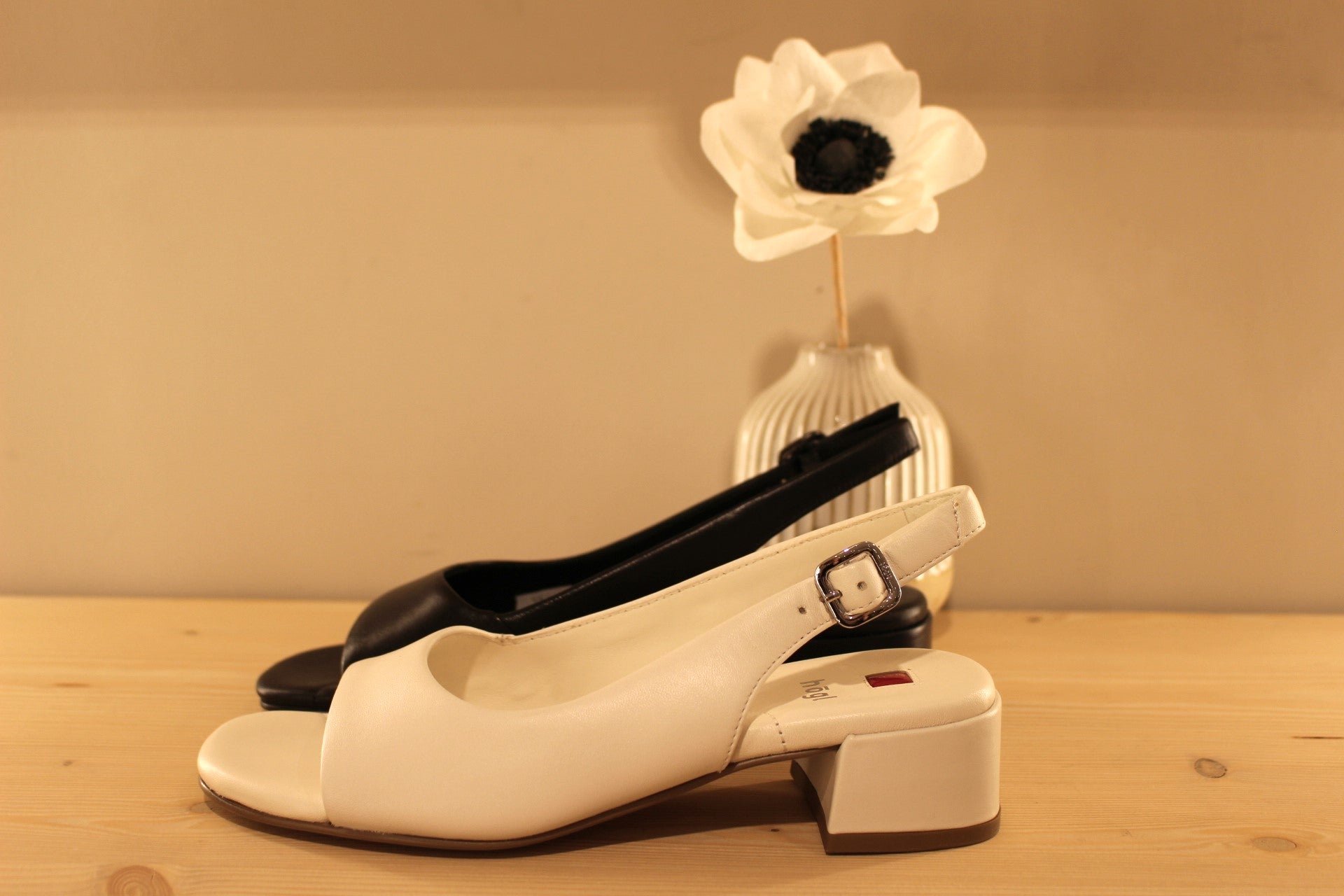 Trotteur en cuir noir ou crème de chez HÖGL avec un petit talon 