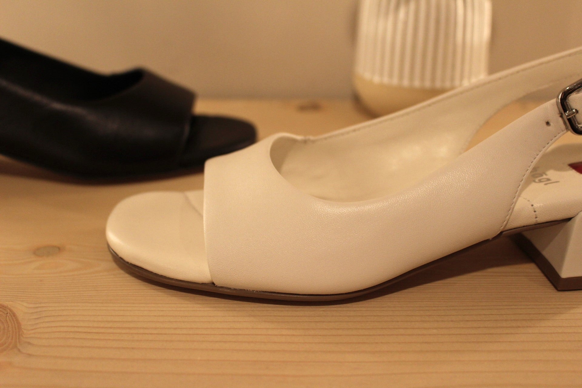 Trotteur en cuir noir ou crème de chez HÖGL avec un petit talon 