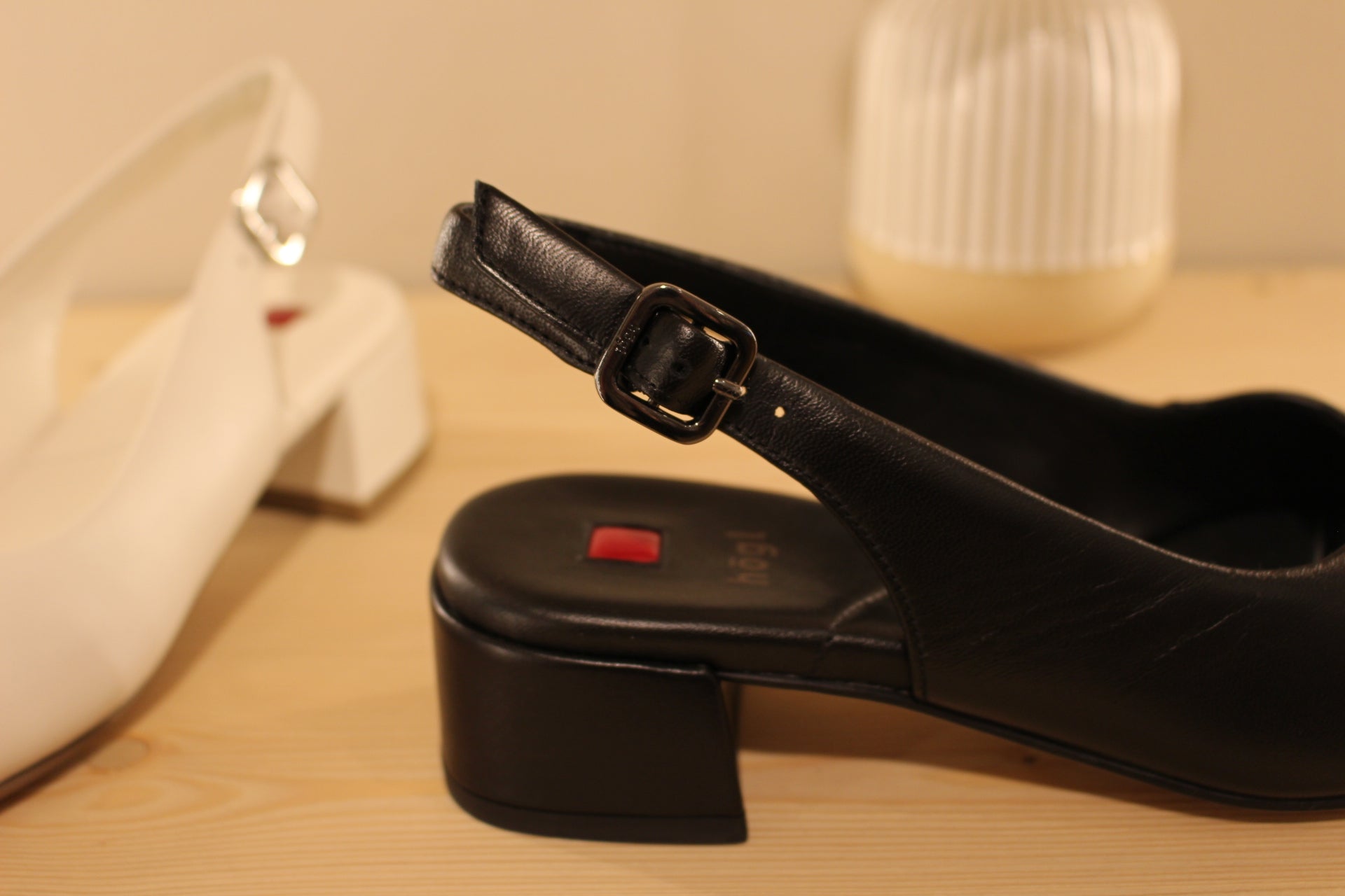 Trotteur en cuir noir ou crème de chez HÖGL avec un petit talon 