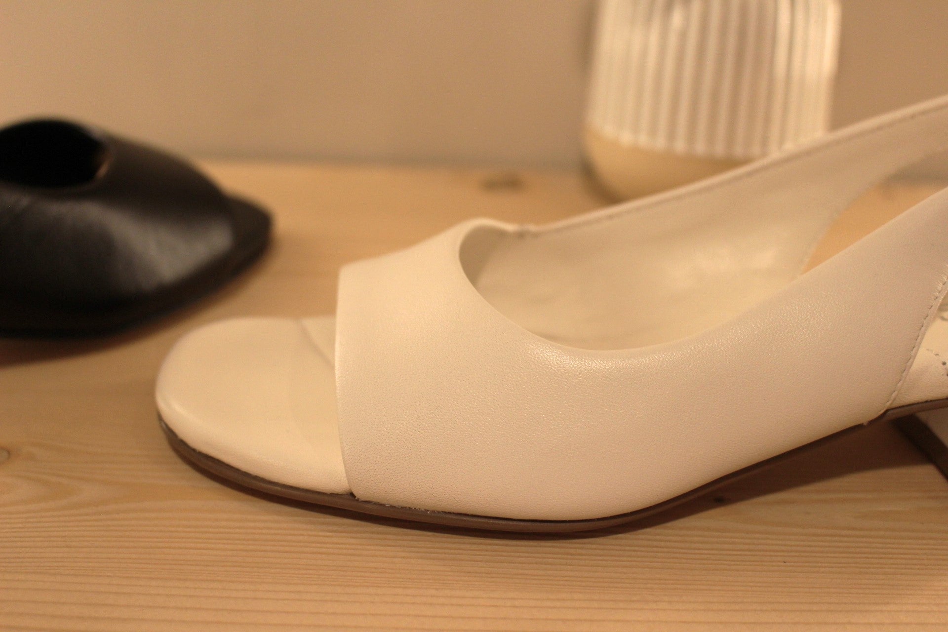 Trotteur en cuir noir ou crème de chez HÖGL avec un petit talon 