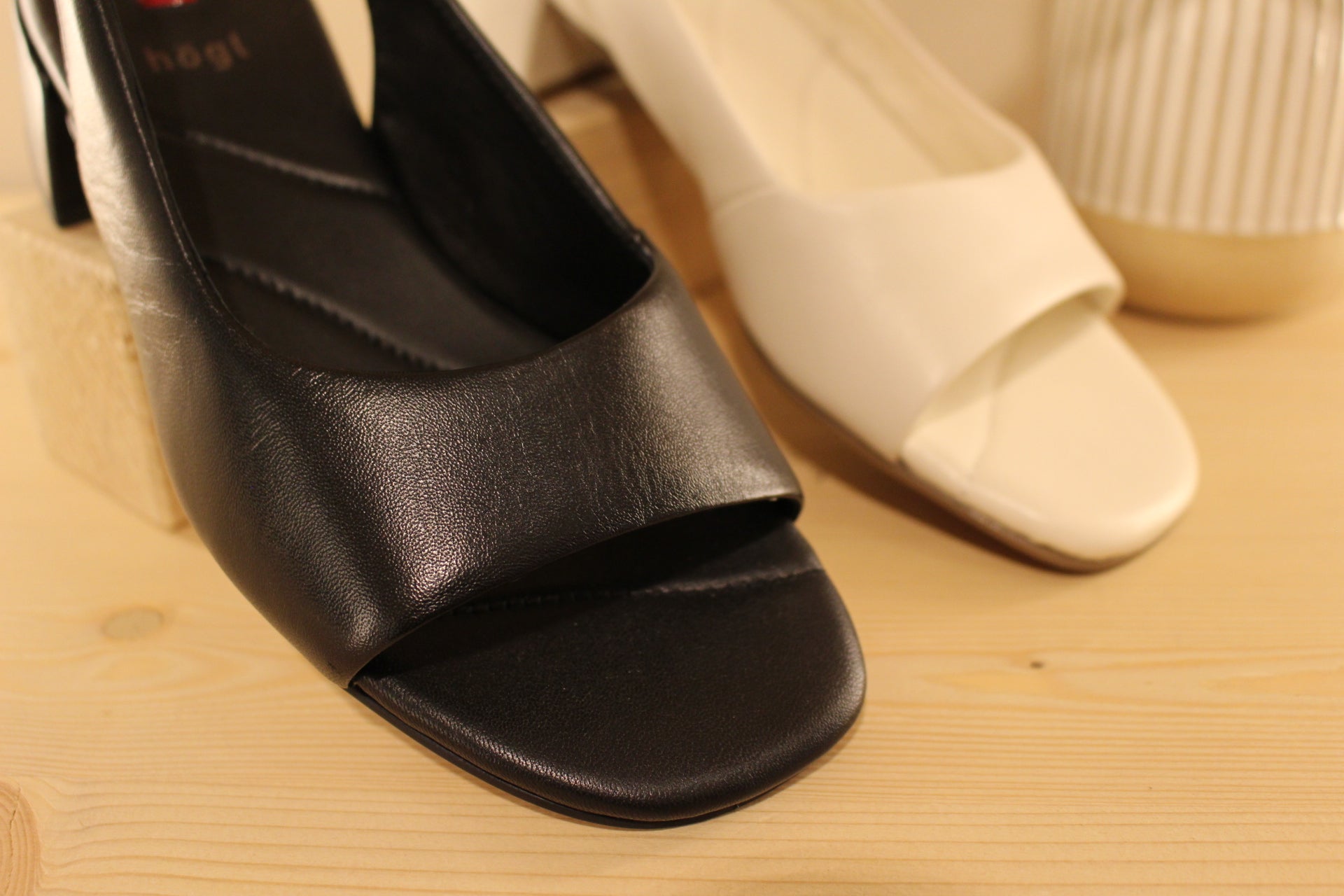 Trotteur en cuir noir ou crème de chez HÖGL avec un petit talon 