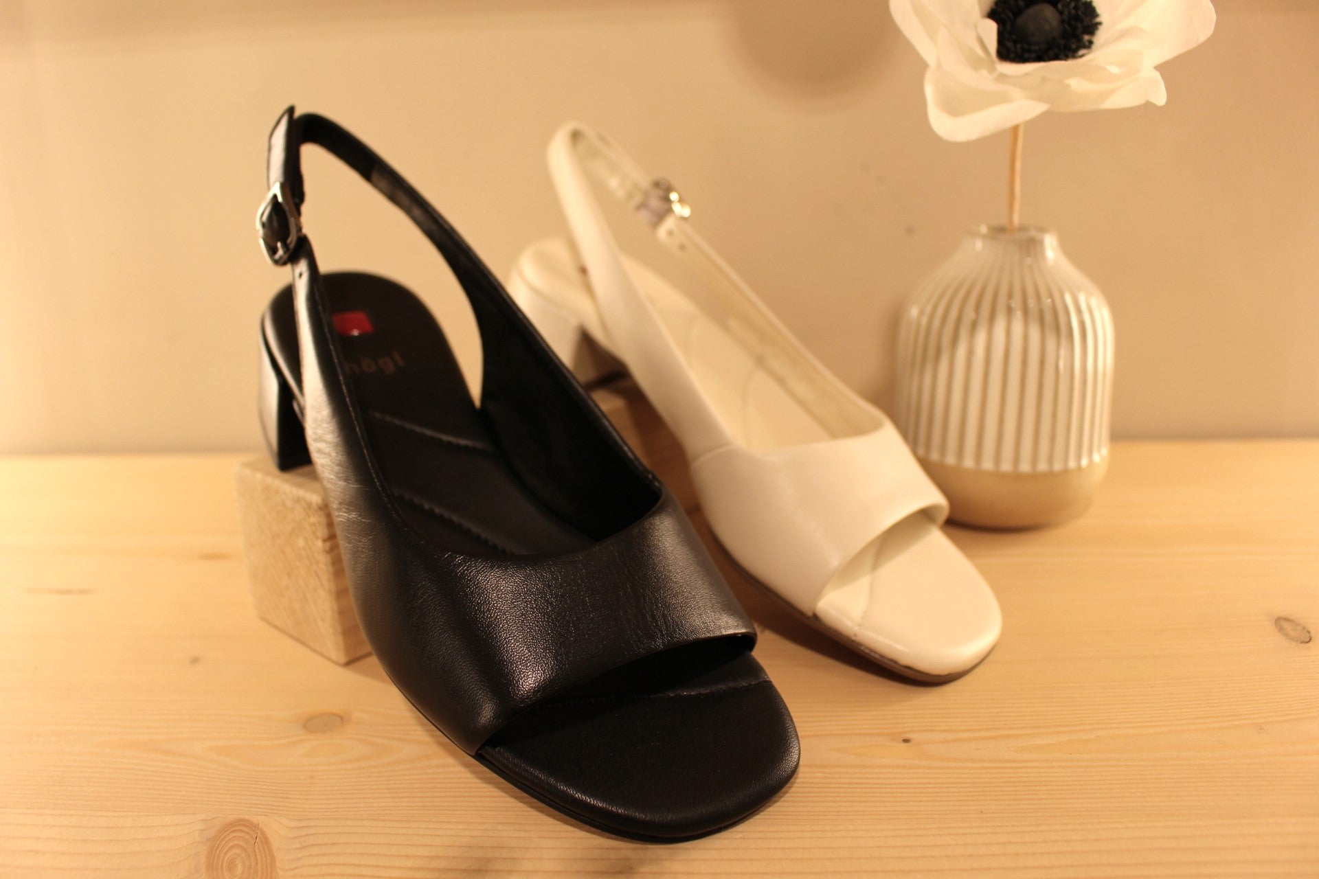 Trotteur en cuir noir ou crème de chez HÖGL avec un petit talon 