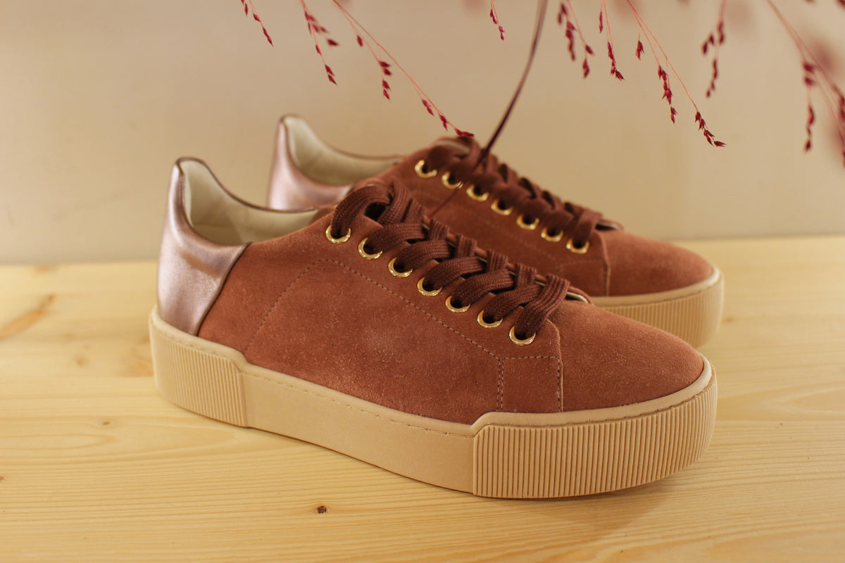 Basket Högl en cuir velours de couleur vieux rose. Cuir métal sur l'arrière. Serrage lacet ton sur ton.