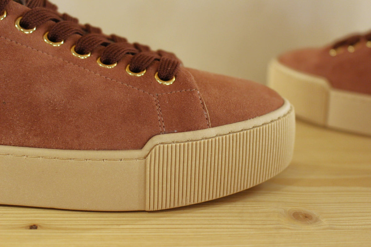 Basket Högl en cuir velours de couleur vieux rose. Cuir métal sur l'arrière. Serrage lacet ton sur ton.