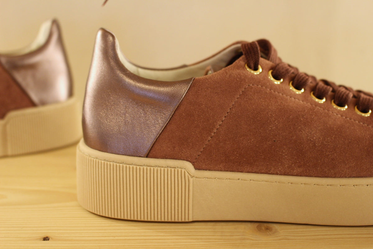 Basket Högl en cuir velours de couleur vieux rose. Cuir métal sur l'arrière. Serrage lacet ton sur ton.