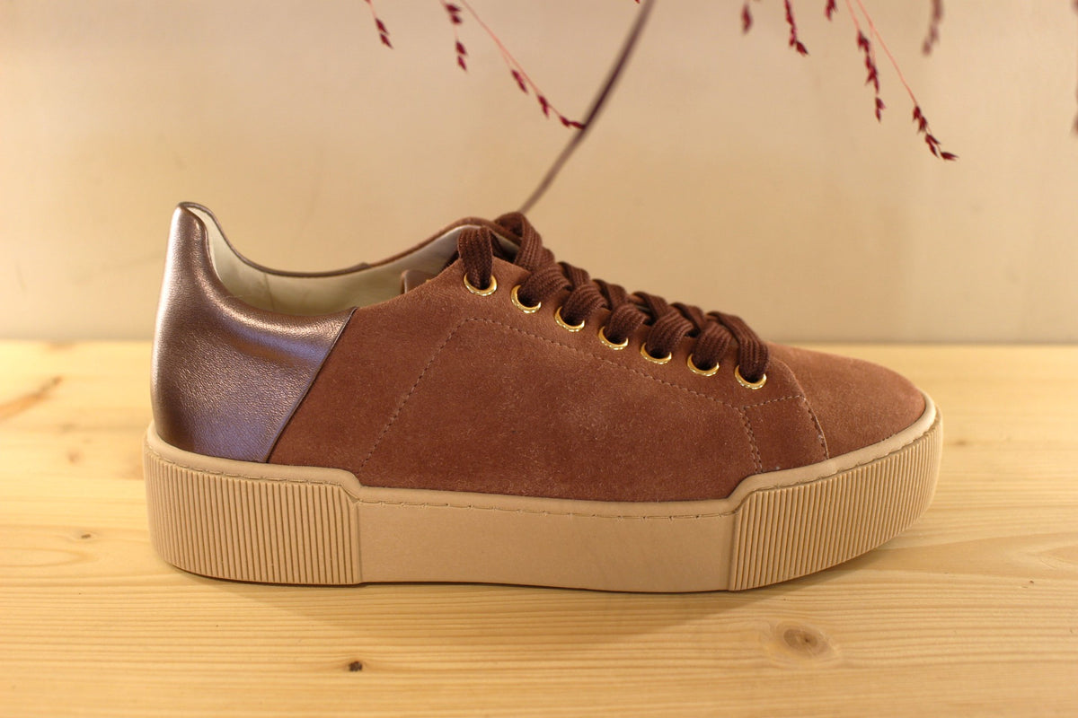 Basket Högl en cuir velours de couleur vieux rose. Cuir métal sur l'arrière. Serrage lacet ton sur ton.