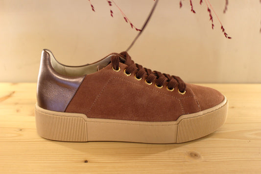 Basket Högl en cuir velours de couleur vieux rose. Cuir métal sur l'arrière. Serrage lacet ton sur ton.